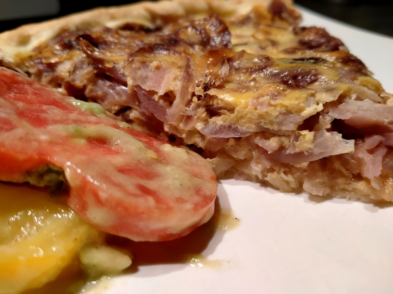 Tarte à l'oignon rouge sur lit d'oignon blanc