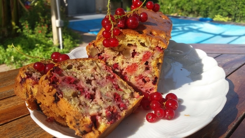 Cake aux groseilles, framboises et noix
