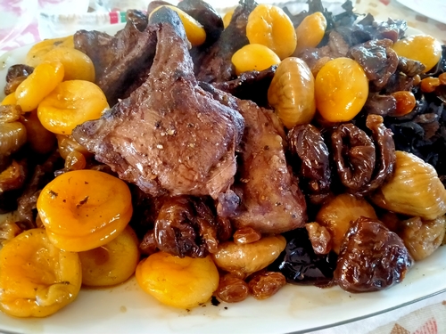 Cotelettes de chevreuil aux chanterelles et fruits secs